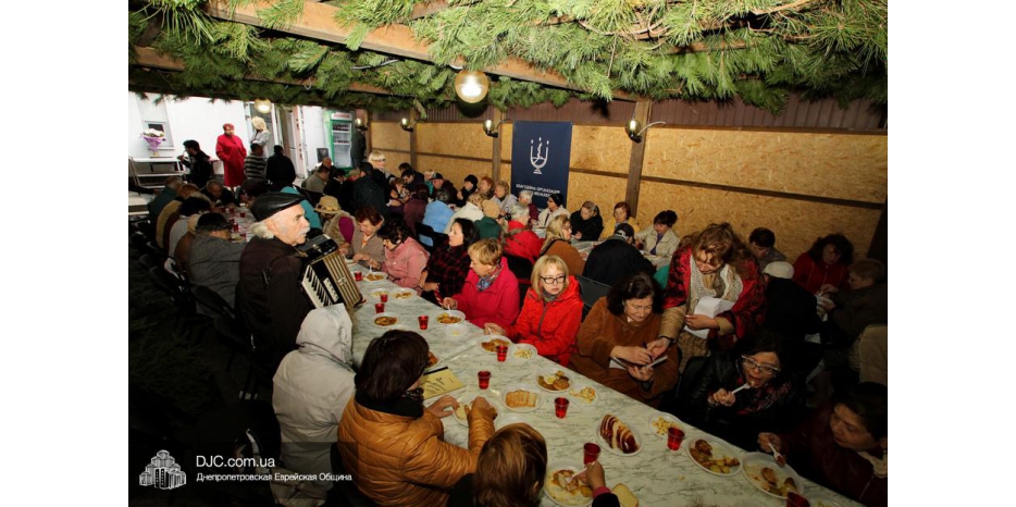 Большой праздничный обед в сукке центральной синагоги «Золотая Роза»