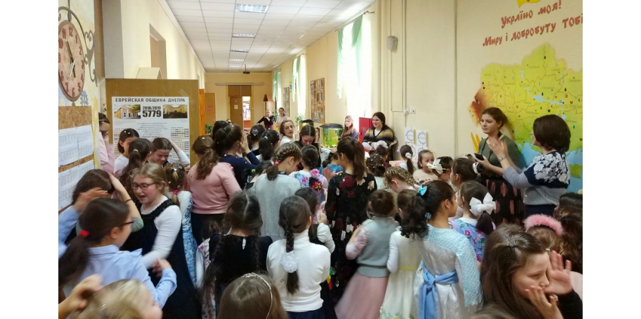 В махоне отметили 90-летие «Королевской свадьбы»