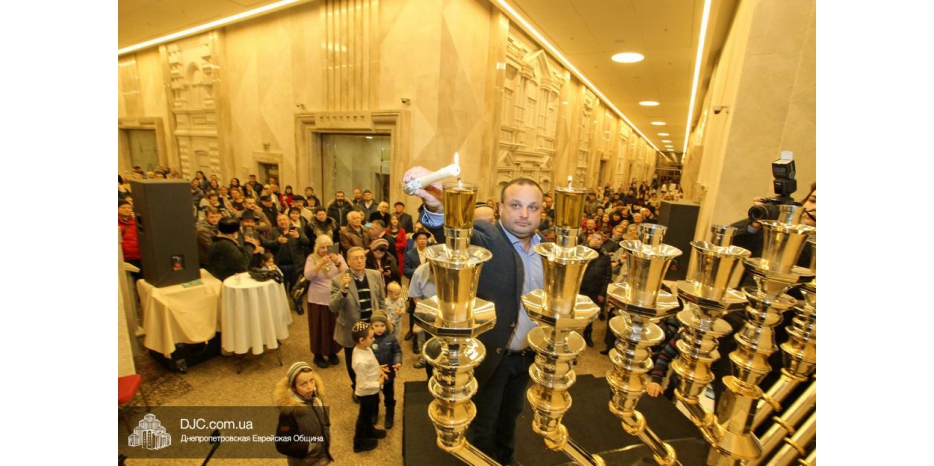 Вторую свечу в «Меноре» зажгли Давид Шульман и раввин Меир Стамблер. Фото и видео