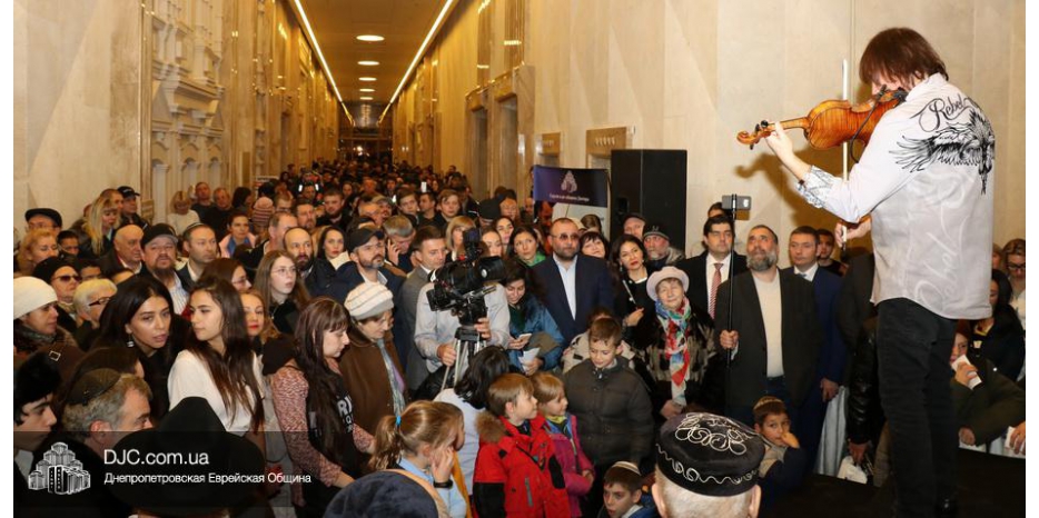 По просьбам читателей – видео фрагментов выступления Василя Попадюка в «Меноре»