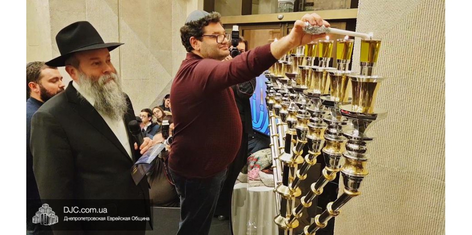 Восьмую свечу в «Меноре» зажгли Вадим Ермолаев и Владислав Зельдис