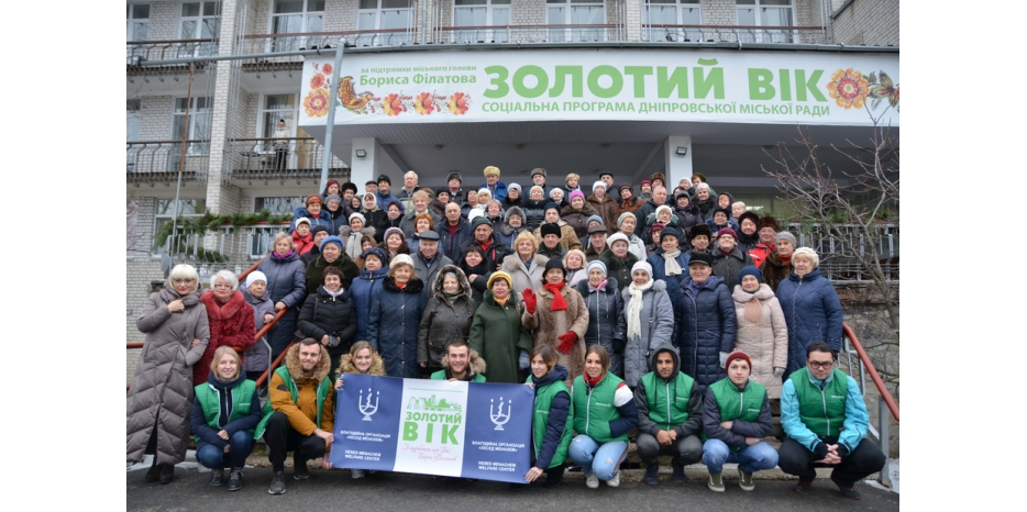 Пожилые люди провели праздник в лагере «Огни Хануки»