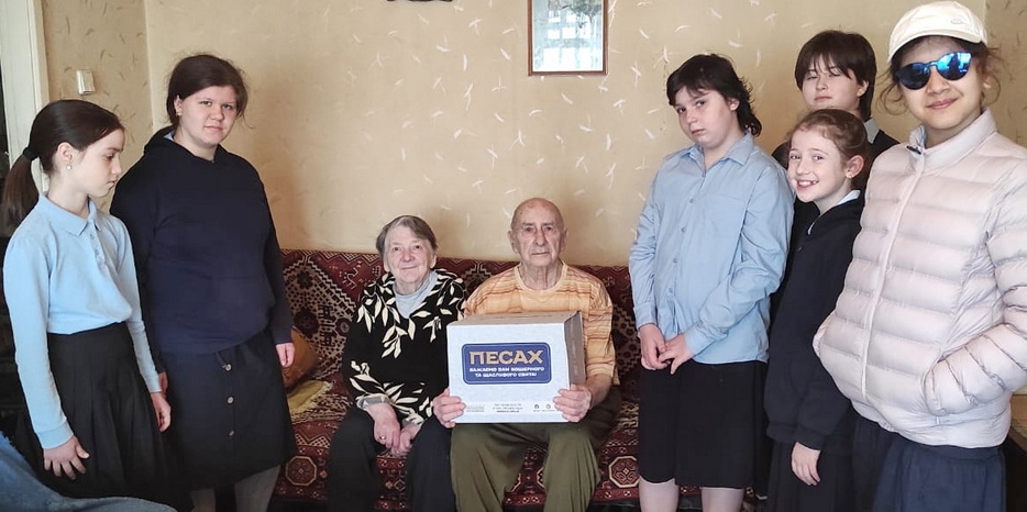 Девочки махона оказали помощь нуждающимся к празднику Песах