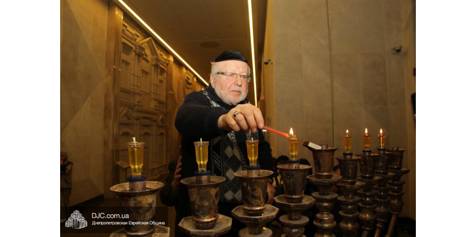 Семь свечей Хануки зажег Александр Фридкис