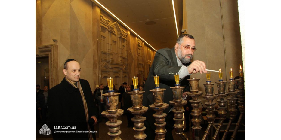 В восьмой вечер Хануки – зажжены все огни