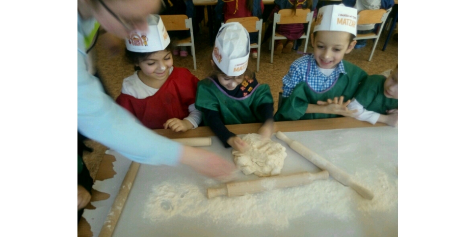 В садике дети учились делать мацу