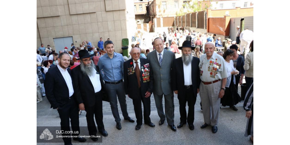 Праздничное гуляние для ветеранов в центре «Менора»