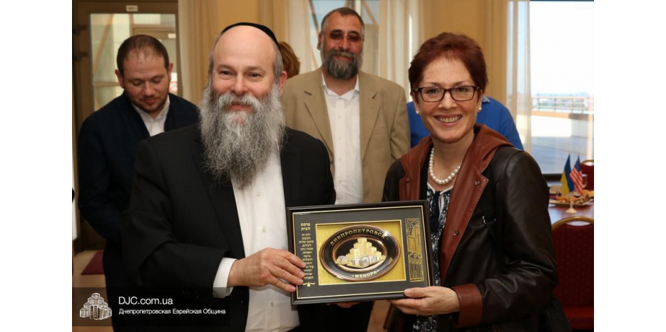 Посол США в Украине Мари Йованович посетила еврейскую общину Днепра