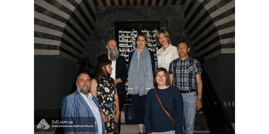 Посол Великобритании в Украине посетила еврейскую общину