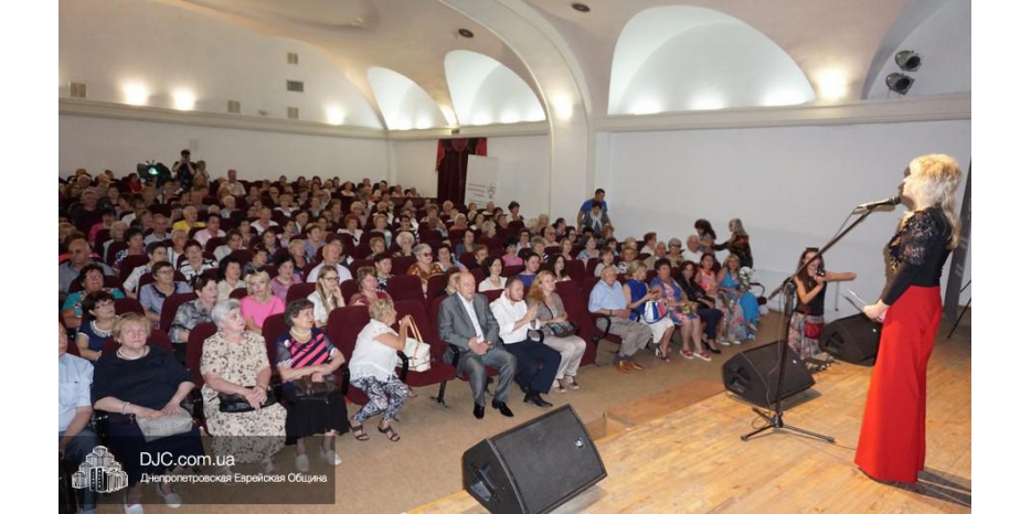 Екатеринославские сестры Берри порадовали подопечных Хеседа