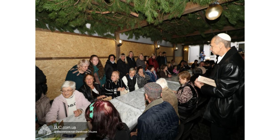 Жизнь кипит в шалашах Днепра