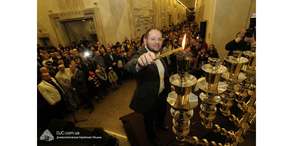 Первую свечу на главной ханукие Днепра зажег Йони Лейфер