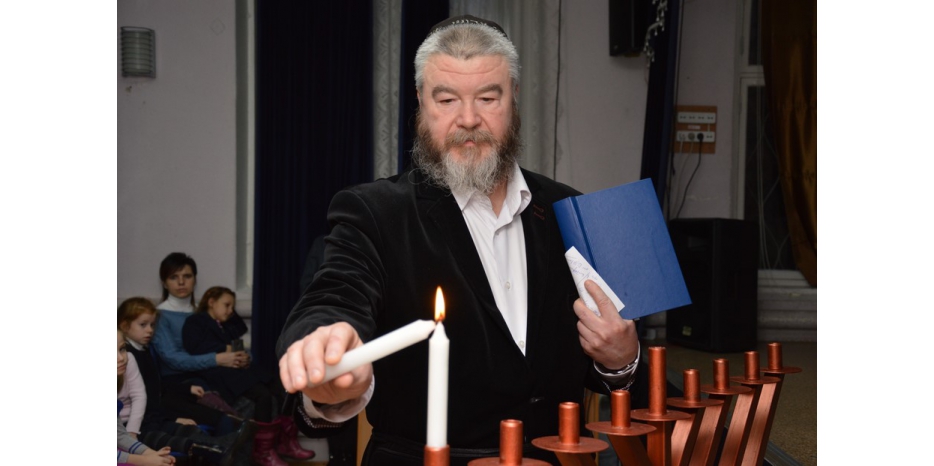 Первая свеча Хануки в еврейской школе