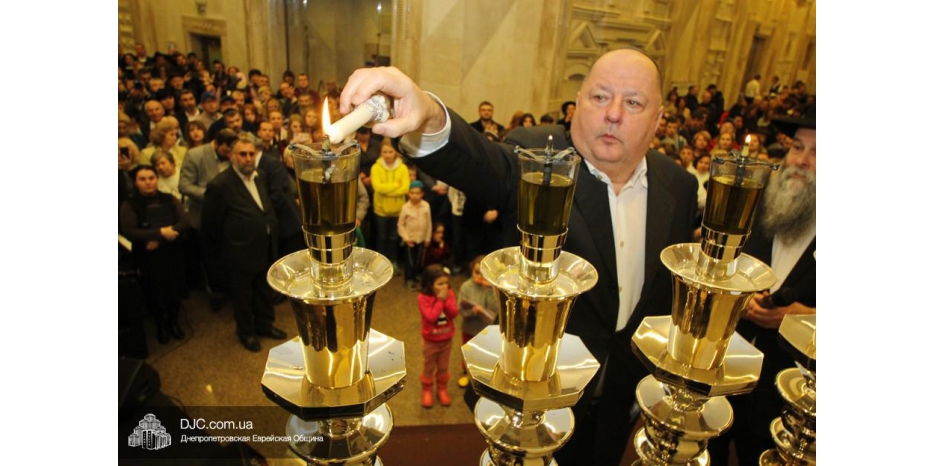 Шестую свечу Хануки в «Меноре»  зажгла семья Капустиных