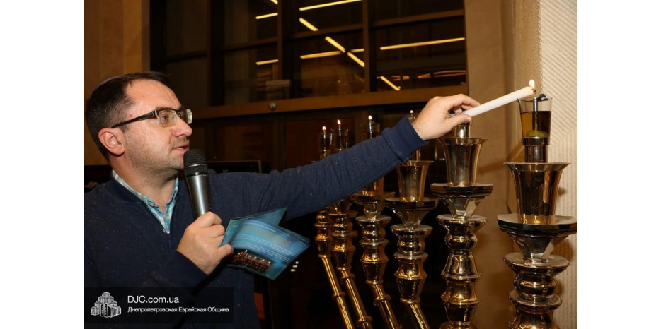 «Зот Ханука»! Все восемь свечей зажег Макс Лурье