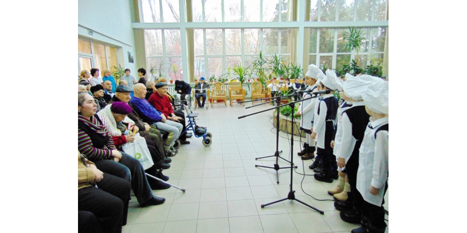 Дети еврейской школы с праздничным визитом в «Бейт Барух»