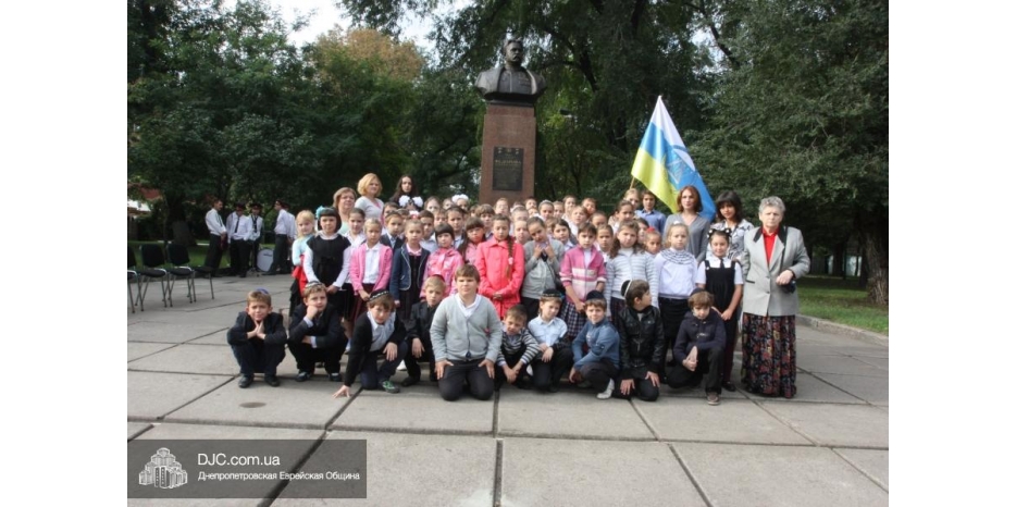 Ученики еврейской школы в День партизанской славы возложили цветы к памятнику А.Ф.Федорову