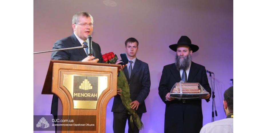 Губернатор Александр Вилкул передал в дар Музею «Память еврейского народа и Холокост в Украине» старинные книги из личной коллекции