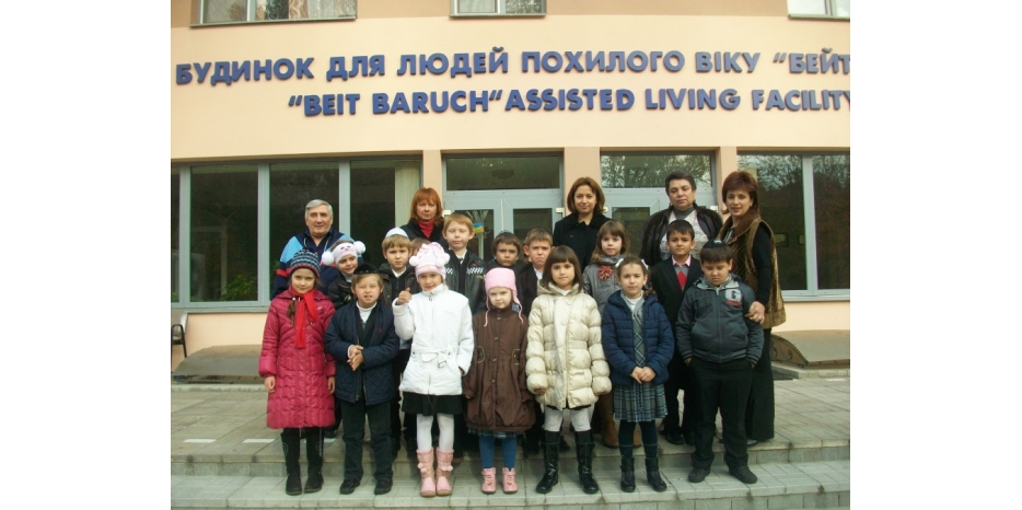 Еврейские ученики поздравили жильцов «Бейт Баруха» с Днем Освобождения