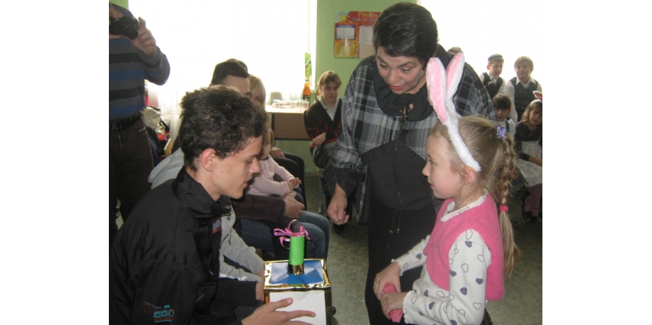 Ученики еврейской школы подарили сказку «особым детям»