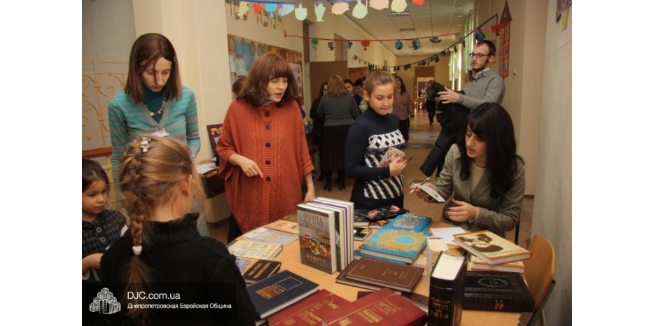 Книжная распродажа к «Дидан Ноцах» в иешиве и махоне