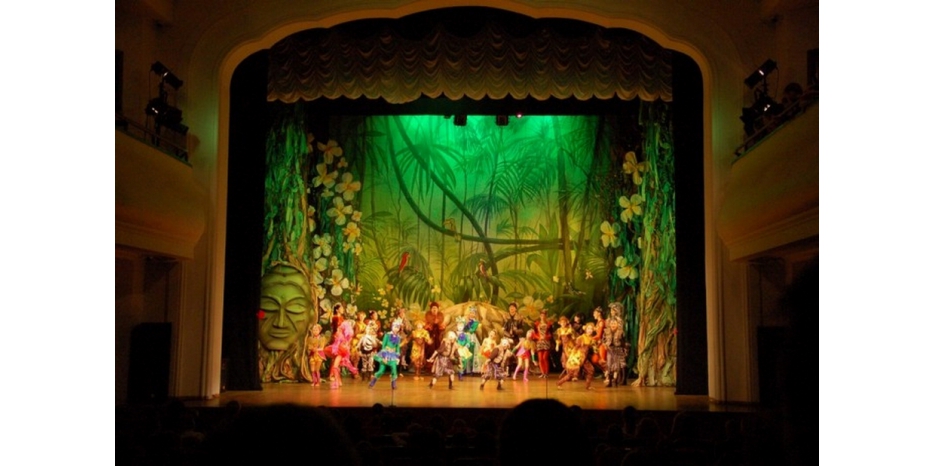 Младшие классы еврейской школы побывали на мюзикле «Однажды в джунглях»