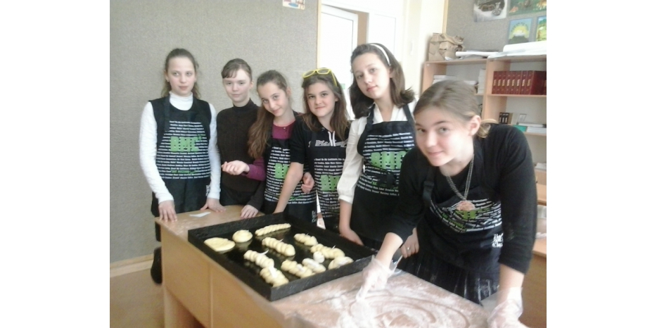 Для еврейских школьниц прошел кулинарный урок по выпеканию хал