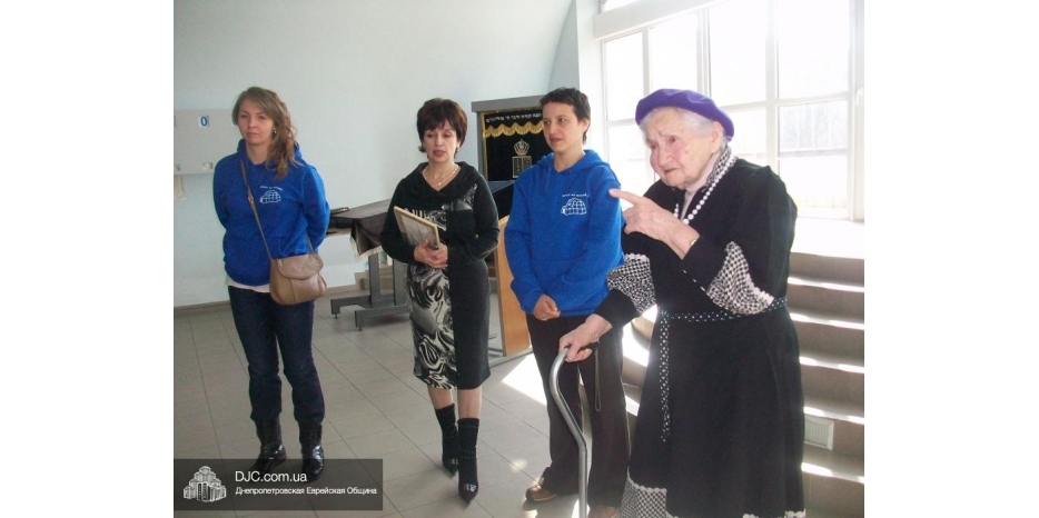 Жильцов «Бейт Барух» поздравили с Пуримом студентки «Бейт Ханы» и лагерь «Хавая»