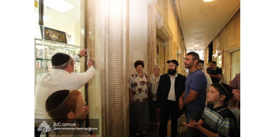 Ханукат а-Байт открывшегося в «Меноре» магазина «Иудаика»