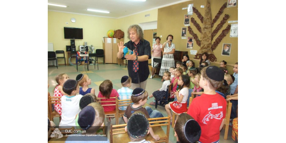 В гостях у воспитанников «Бейт Циндлихта» побывал фокусник