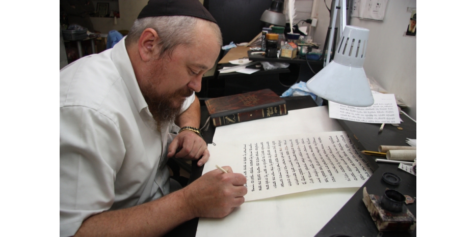 Магазин «Иудаика» получит уникальную мезузу в подарок от Национального Сойферского Центра