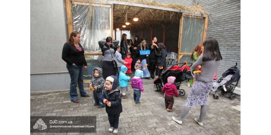Праздник в Сукке для воспитанников яселек «Илана»