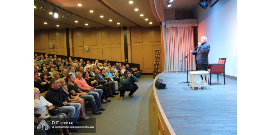 Роман Карцев провел творческий вечер в центре «Менора»