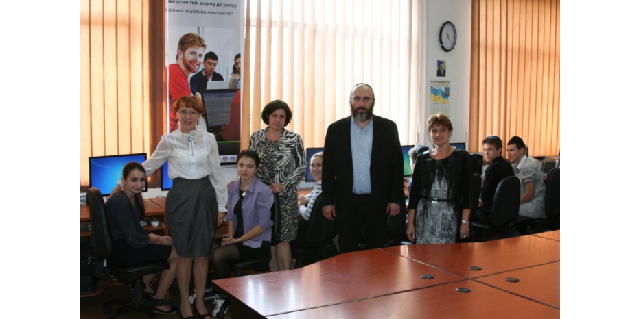 ОРТ-Днепропетровск открыл обновленный компьютерный класс в еврейской школе