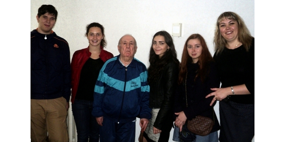 Накануне 25 октября еврейские школьники навестили ветерана