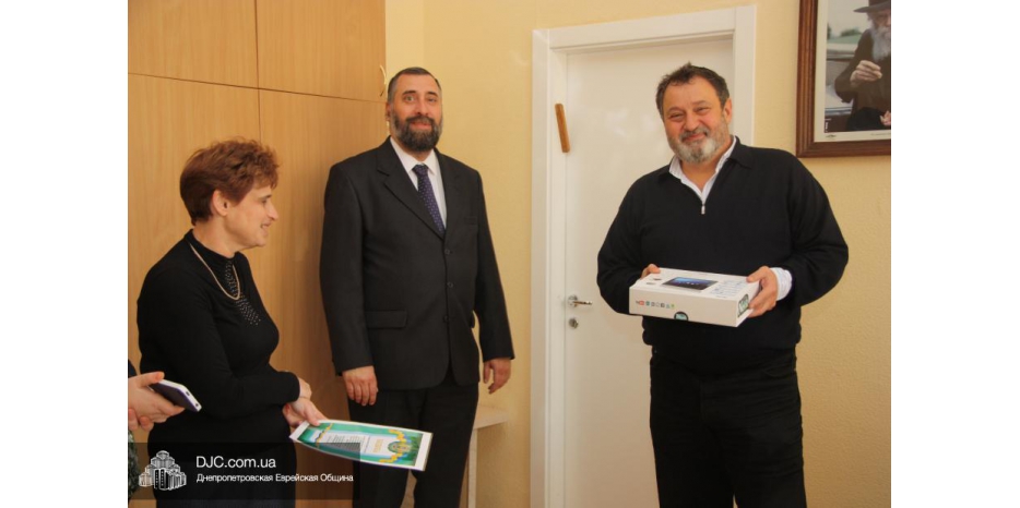 Двадцать планшетов «Neoi 697» в подарок для еврейских образовательных учреждений