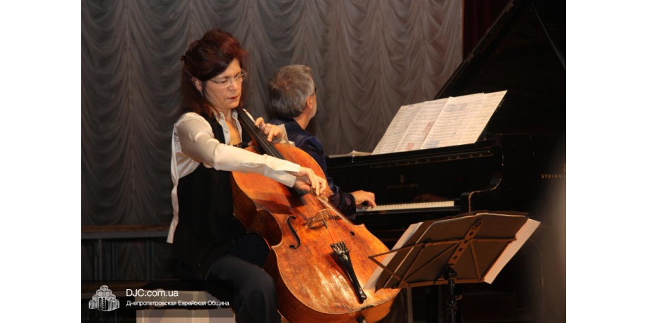 Французская виолончелистка Соня Видер-Атертон выступила в филармонии с «Еврейскими напевами»