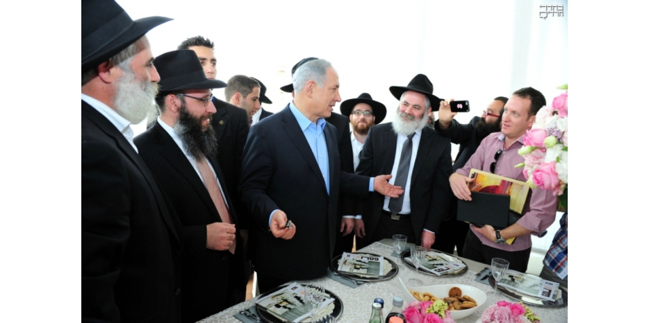 Премьер-министр Израиля испек мацу в Кфар-Хабаде