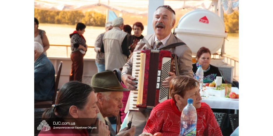 К Новому году Хесед подарил своим подопечным традиционный «аидише пароход»