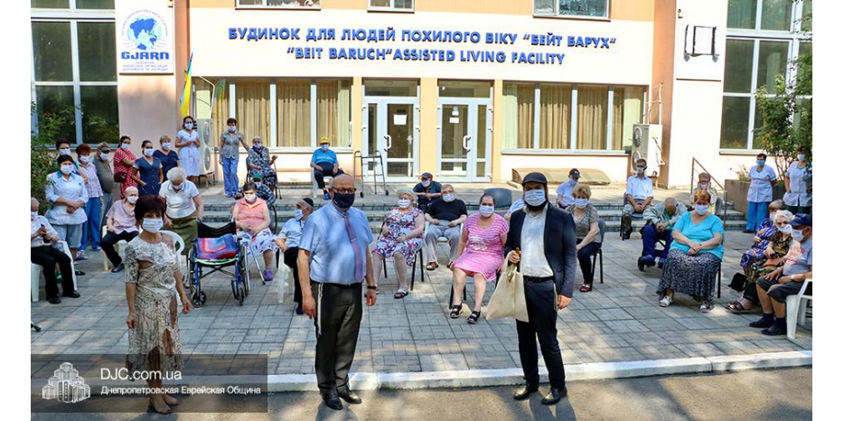 Посол Израиля навестил жильцов «Бейт Барух» и передал им подарки