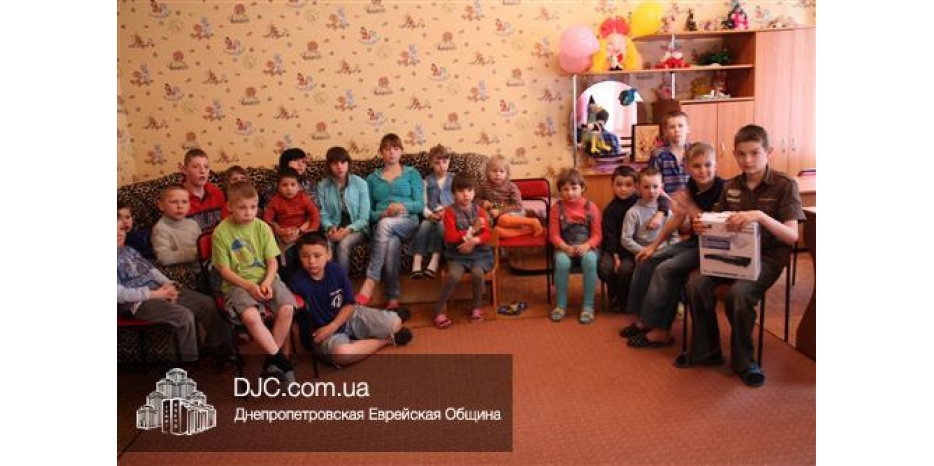 Подарки приюту «Росток» от учеников еврейской школы