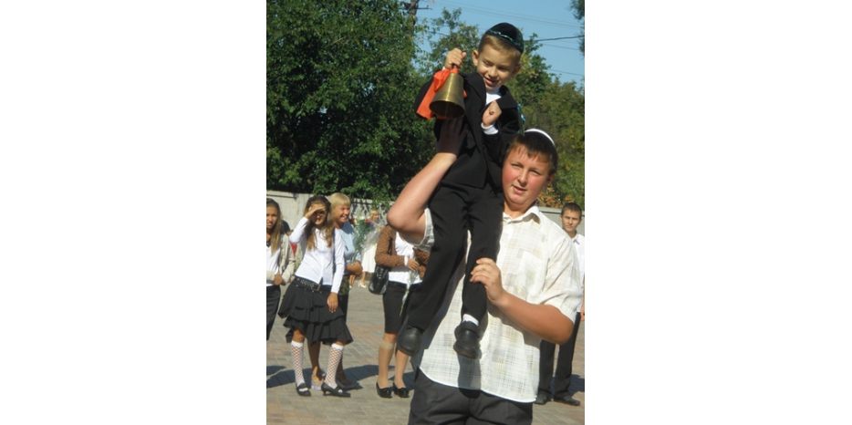 Первый звонок в школе « Ор-Авнер»  Кривого Рога