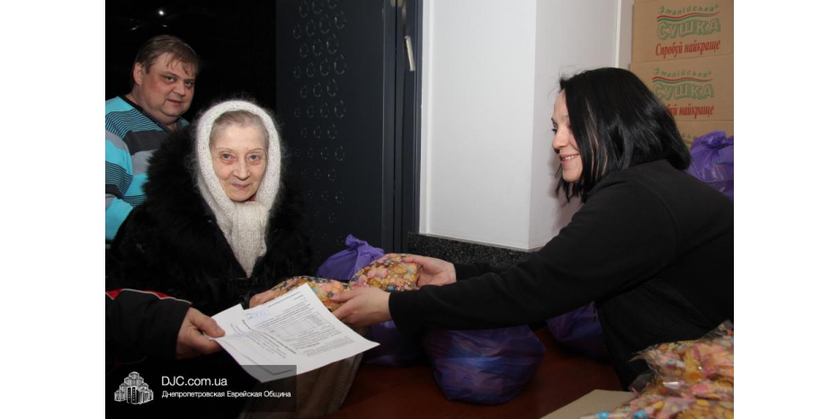 Началась выдача подарков для пожилых членов общины к празднику Пурим