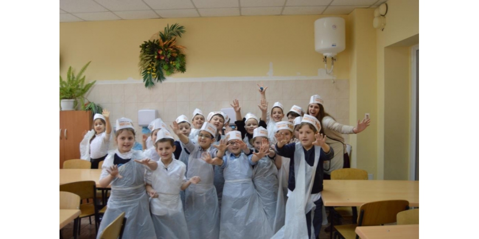 В младших классах прошли уроки по изготовлению мацы