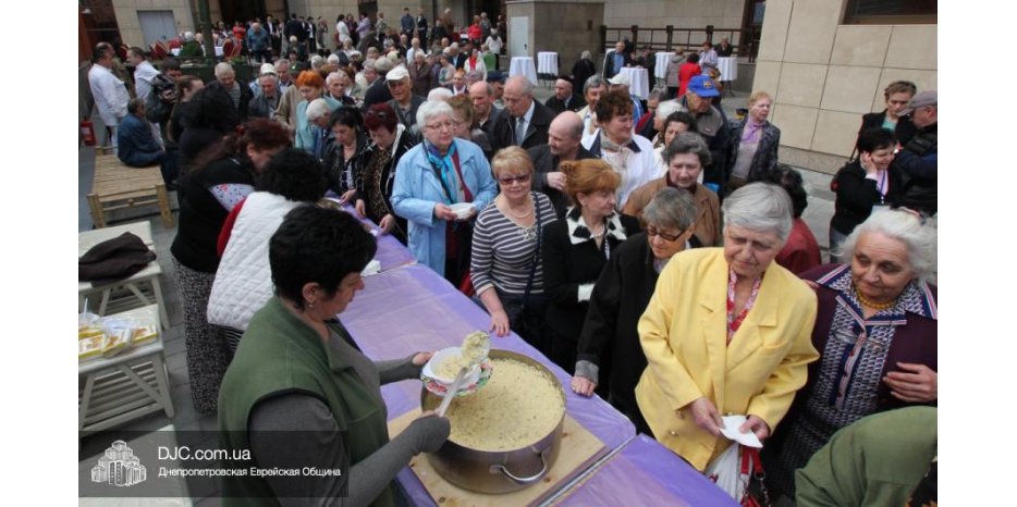 Праздничное гуляние для ветеранов в центре «Менора»