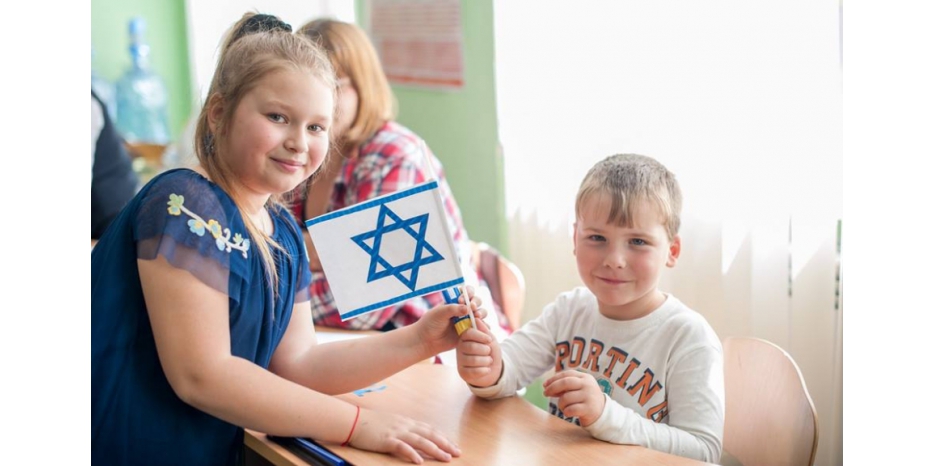 Дети центра «Маале» вместе с друзьями из 3-б отметили День Независимости Израиля