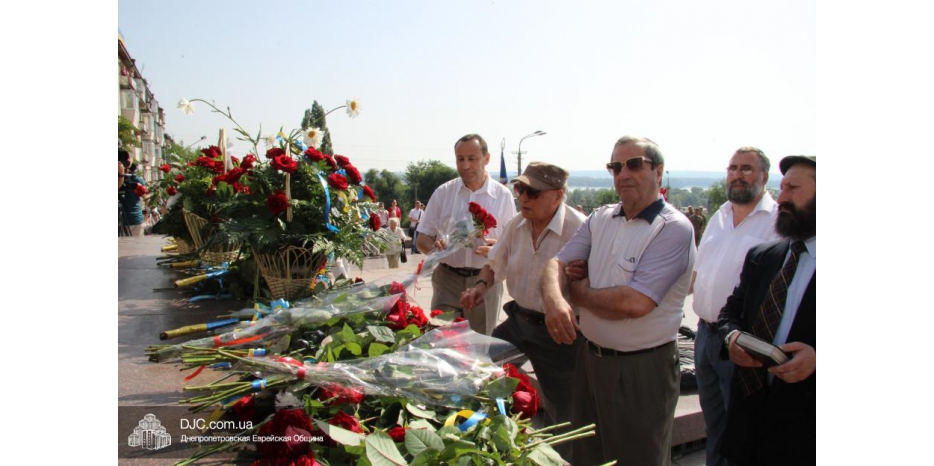Еврейская община возложила цветы к монументу Славы в День скорби и чествования памяти жертв войны
