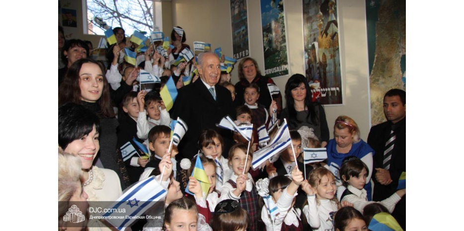 Вспоминая Шимона Переса: визит в еврейскую школу