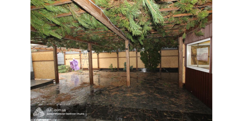 Началось строительство шалашей для праздника Суккот