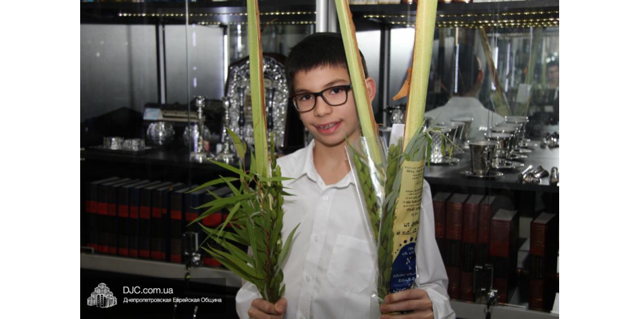 Магазин «Иудаика» подарил три комплекта для «нетилат лулав» мицва-посту «Золотая роза»